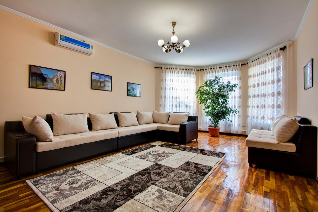 Centre Hostel Bishkek Esterno foto