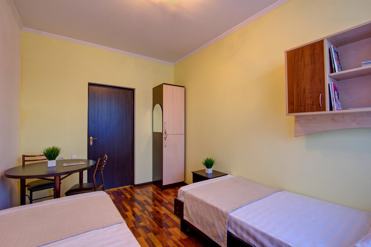 Centre Hostel Bishkek Esterno foto