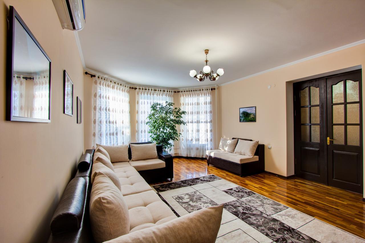 Centre Hostel Bishkek Esterno foto