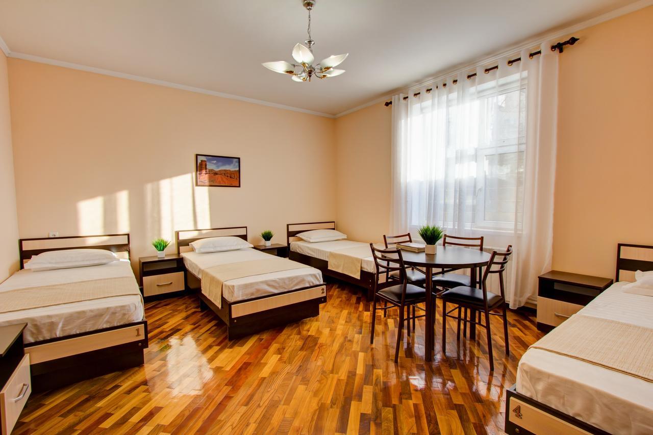 Centre Hostel Bishkek Esterno foto